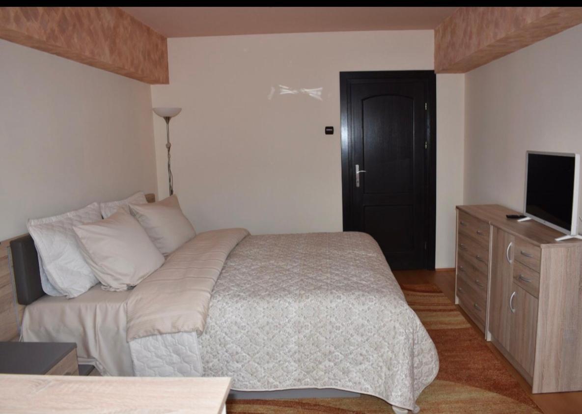 Central Apartment 4 Rooms Brasov Exterior photo